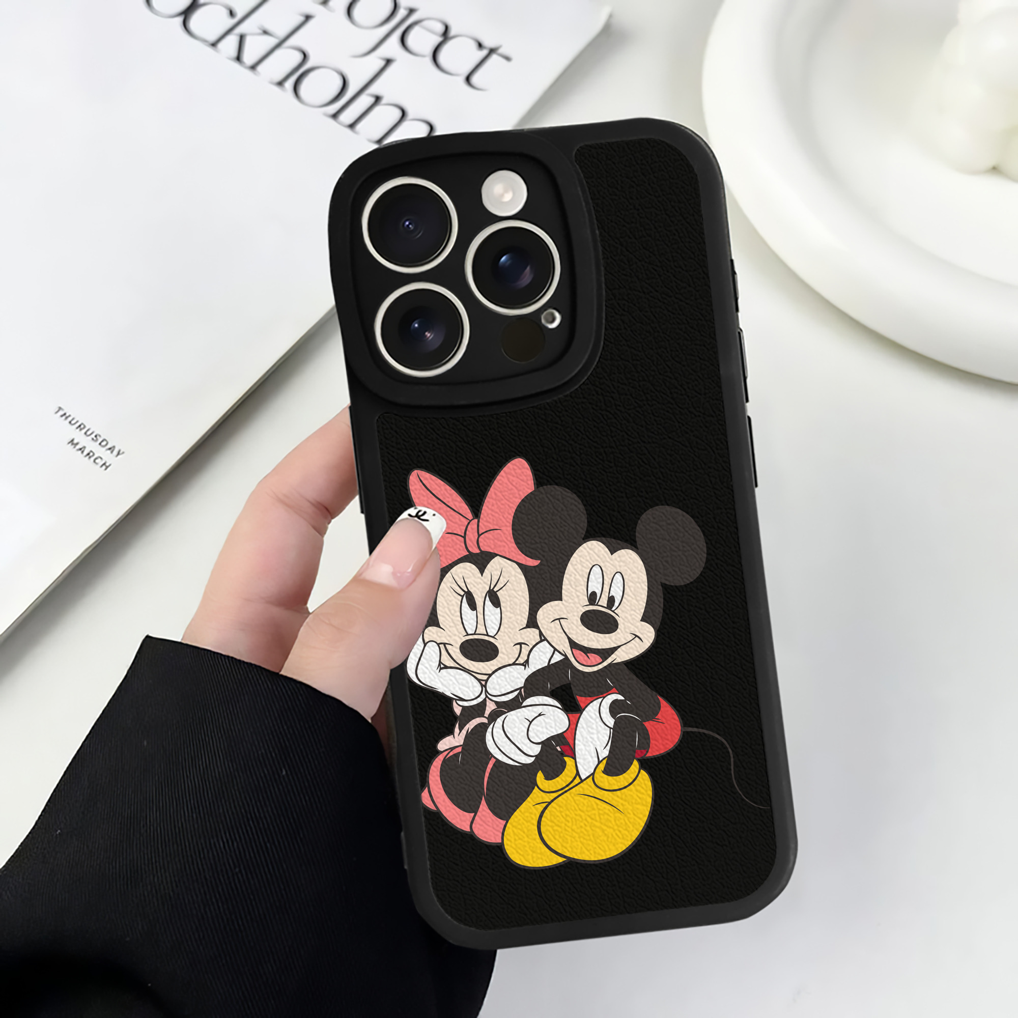 （画像用） ミッキーマウス Mickey Mouse 【iPhone 16シリーズ対応】シリコンスマホケース（レザー調） 材質：シリコン